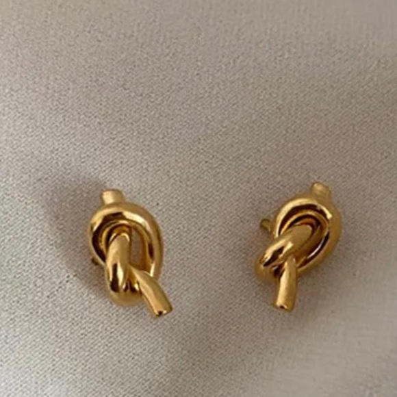 💛Gold plated small knotted stud earrings - Picture 2 of 3